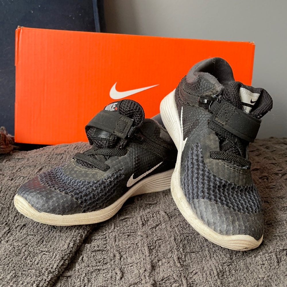 Nike Revolution Sneakers